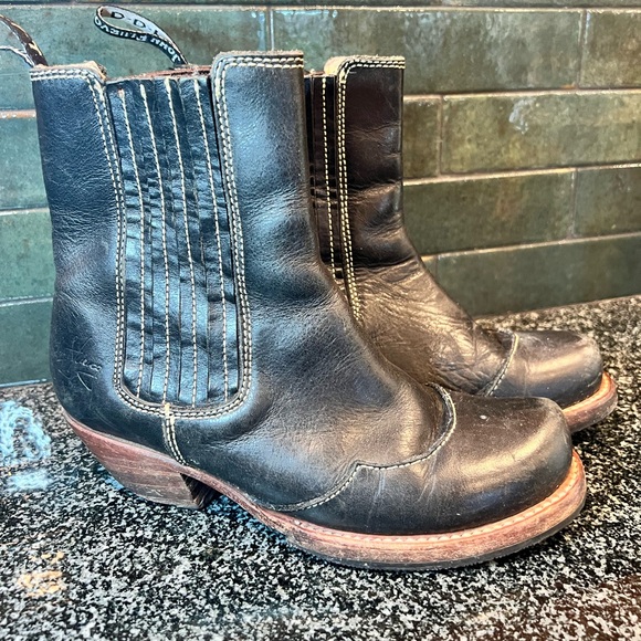 JOHN FLUEVOG Black Leather Ankle Boots 7 - Picture 4 of 10